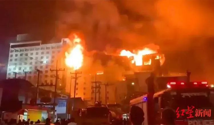 » 12. 柬埔寨金边夜店大火持续燃烧3小时：8人死亡，包括6名中国人当地时间7月1日17时许，柬埔寨金边市区一娱乐场所发生火灾，火势猛烈