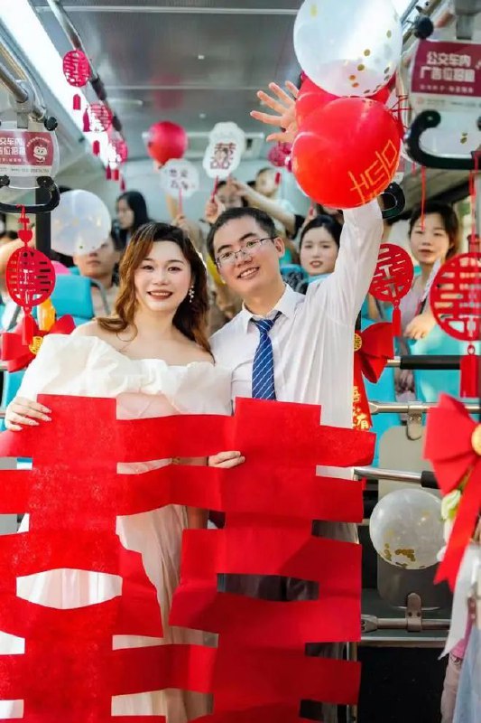 » 7. 多个城市流行租公交当婚车近日，山东烟台一对新人租公交当婚车引发关注