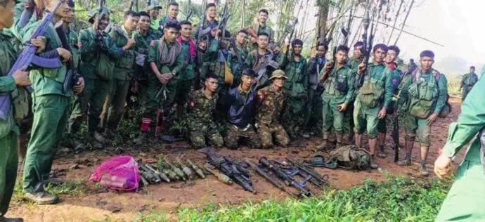» 16. 反政府武装扩大攻势 缅甸士兵逃入印度近日，缅甸少数民族地方武装组织（简称民地武）与反军政府的人民防卫军，在全国各地扩大针对军方的攻势