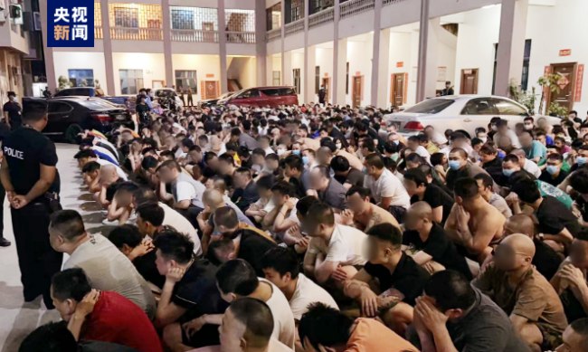 » 13、云南普洱公安：1207名缅北涉我国电诈犯罪嫌疑人移交我方近日，云南普洱公安机关积极与缅甸相关地方执法部门开展边境警务合作，1207名缅北涉诈犯罪嫌疑人成功移交我方，其中网上在逃人员41名，这是继前期抓获269名缅北涉诈犯罪嫌疑人之后，打击行动取得的又一重大战果