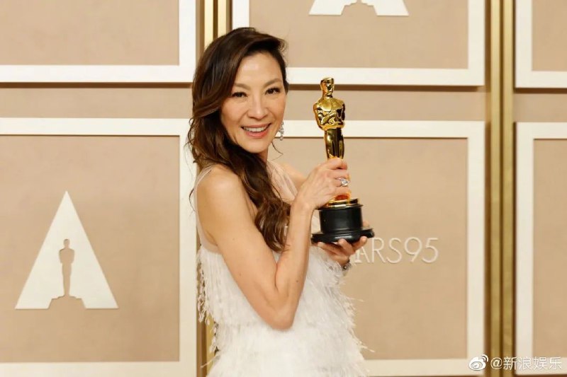 » 9. 《瞬息全宇宙》横扫奥斯卡七项大奖 杨紫琼成为首位华人影后美国当地时间3月12日晚，第95届奥斯卡金像奖颁奖礼在美国洛杉矶好莱坞举行