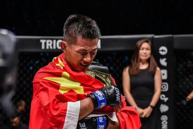 16. 唐凯夺羽量级金腰带 成为中国首个男子MMA世界冠军北京时间8月26日晚，ONE羽量级世界冠军赛中，26岁的中国选手唐凯与卫冕冠军丹勒激战五个回合，最终一致判定取得胜利，获得了ONE冠军赛羽量级世界冠军，唐凯也成为首位获得国际顶尖赛事男子综合格斗冠军的中国选手！16. 唐凯夺羽量级金腰带 成为中国首个男子MMA世界冠军北京时间8月26日晚，ONE羽量级世界冠军赛中，26岁的中国选手唐凯与卫冕冠军丹勒激战五个回合，最终一致判定取得胜利，获得了ONE冠军赛羽量级世界冠军，唐凯也成为首位获得国际顶尖赛事男子综合格斗冠军的中国选手！