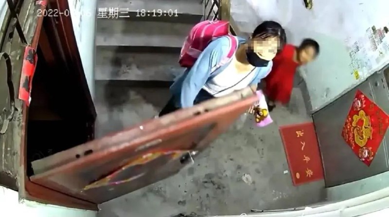 7. 山东莱阳：一对母女回家被雨衣男拖进房内7月11日晚，“母女上楼时被雨衣男拖进房”网络视频引关注