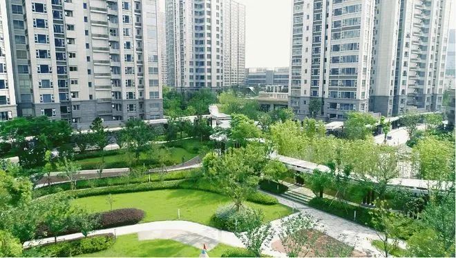 » 2. 李嘉诚上海项目合作伙伴破产  股权流拍根据京东拍卖消息，上海长润江和房地产发展有限公司40%股权于7月9日首次拍卖，起拍价约53.49亿元，2人报名，但因无人出价最终流拍