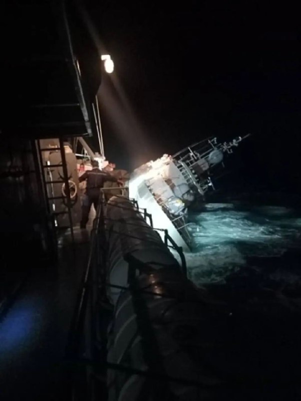 » 10. 泰国海军一艘护卫舰遇强浪沉没 106名船员中31人仍失踪泰国皇家海军19日发表声明说，泰国海军“素可泰”号军舰18日晚在泰国湾海域遇强浪发生事故，于19日凌晨沉没