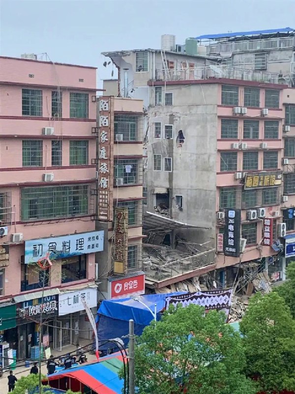 15. 长沙望城区一6层半民房垮塌现场照片显示，该楼倒塌后，废墟堆到两层高，侧面未倒塌的楼房也有部分受损