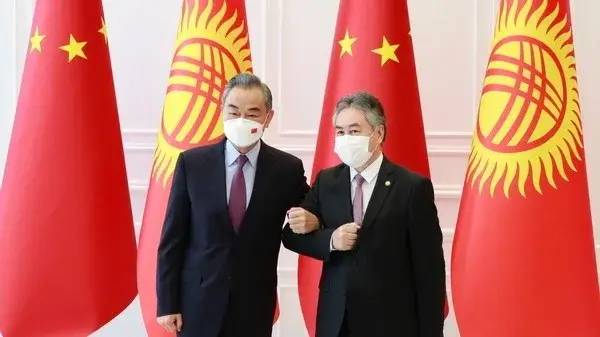7. 王毅会晤吉尔吉斯斯坦外长：共同加快推进中吉乌铁路项目当地时间2022年7月30日，国务委员兼外长王毅在乔尔蓬阿塔同吉尔吉斯斯坦外长库鲁巴耶夫举行会谈