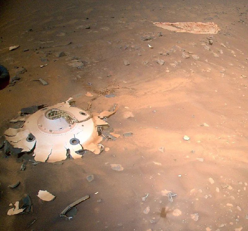 8. 美国机智号火星直升机拍摄到1年前火星登陆抛弃的背罩与降落伞4月19日，机智号进行了火星第26次飞行，在这次飞行中机智号拍摄到了去年2月毅力号火星车登陆过程中抛弃的降落伞与背罩