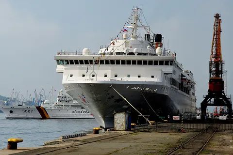 » 2、吉林百年来首获得出海口俄国海参崴将成内贸货跨境中转口岸吉林和黑龙江两省没有出海口，长期从辽宁大连港中转海运货物，借俄罗斯远东港口获得出海口后，陆路运距将大幅缩短