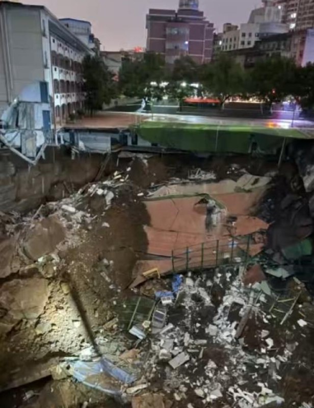 » 2、 湖南邵阳一市区学校操场整体塌陷成深坑10月17日深夜，湖南邵阳市资江学校操场发生大面积坍塌，幸未造成人员伤亡
