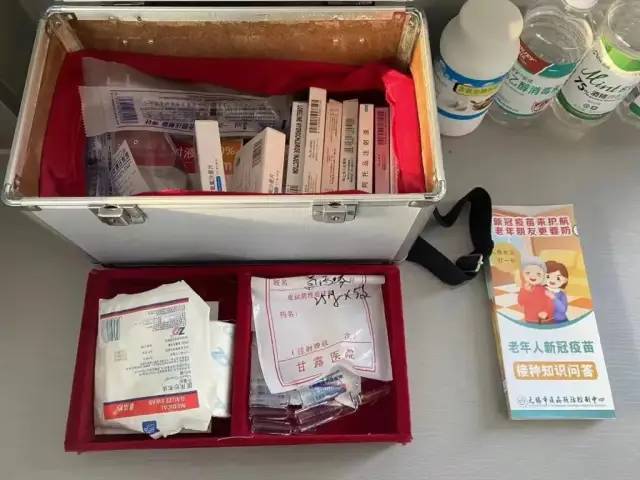 » 3. 苏州部分“核酸采样屋”变身“发热诊疗站”  全市1035个近日，苏州部分核酸采样屋被改造为“发热诊疗站”，在家门口就能“一站式”看诊配药