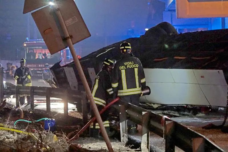» 6. 意大利威尼斯客车高架桥坠落21人死据意大利媒体报道，一辆大客车3日晚从意北部城市威尼斯附近的一座高架桥坠落后起火，造成至少21人丧生