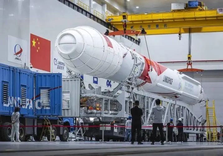 » 15. 蓝箭航天朱雀二号遥二发射成功 系全球首枚液氧甲烷运载火箭7月12日9时00分，界面新闻自现场获悉，由蓝箭航天自主研制的朱雀二号遥二液氧甲烷运载火箭（代号“ZQ-2 Y2”），在酒泉卫星发射中心发射升空，按程序完成了飞行任务，发射任务获得圆满成功
