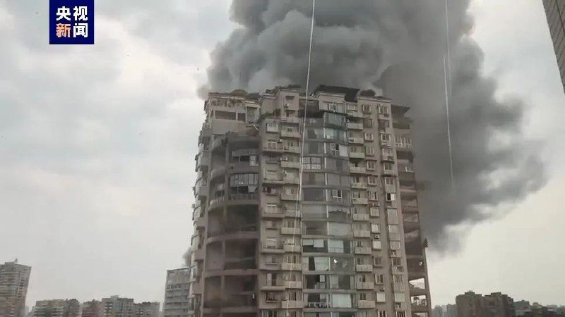 » 2. 四川自贡九鼎大楼火灾16人死四川自贡市“7·17”重大火灾事故指挥部18日发布通报，自贡市九鼎大楼“7·17”重大火灾造成16人遇难，经初步调查，此次火灾事故由施工作业引发