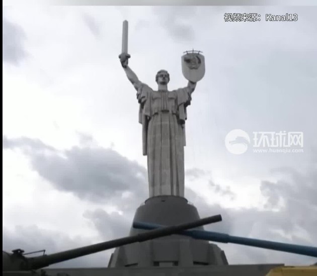 » 14、基辅开始拆除“祖国母亲”雕像的苏联国徽，用乌克兰三叉戟替代据《基辅独立报》7月30日报道，拆除基辅祖国纪念碑上苏联国徽的工程已经开始，将在8月24日乌克兰独立日之前完工