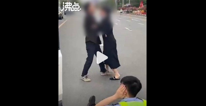 5. 辽宁丹东警方通报父女黄码看病闯卡被拦后袭警：女子行拘10日 其父被采取刑事强制措施6月21日，辽宁丹东，一女子与其父亲驾车外出看病，因健康码显示为黄码被拦