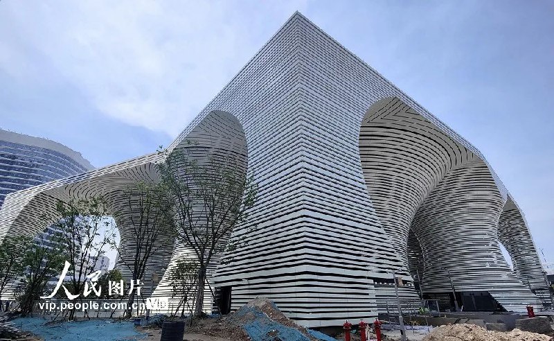 12. 杭州修建科幻外形停车楼2022年6月18日，在浙江省杭州市庆春东路与秋涛路交叉口拍摄的充满科技感的杭州未来停车楼·蜻蜓公园项目