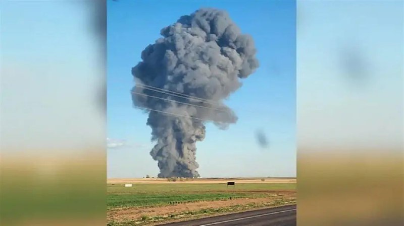 » 12. 美国得州一奶牛场爆炸，导致约1.8万头奶牛死亡10日晚上7点30分左右，他们相继接到了8个报警电话，说一座奶牛场发生爆炸，现场燃起大火，有员工被困在了挤奶区