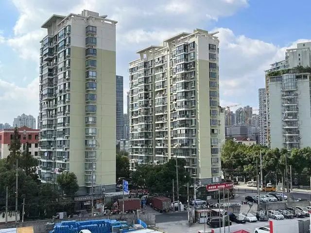 » 3. 上海拆迁两栋16层住宅楼  房龄20年“如不按期签约，每证（注：房产证）将减少190万~200多万元奖励费