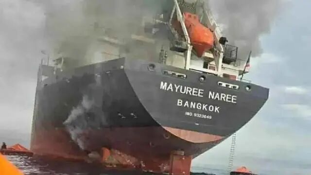 » 3、悬挂泰国国旗的货船在霍尔木兹海峡受重伤当地时间11日，泰国皇家海军参谋长表示，海军接到报道称，当天，一艘悬挂泰国国旗的货船在途经霍尔木兹海峡时，船尾遭到炮火袭击，导致船舱严重受损