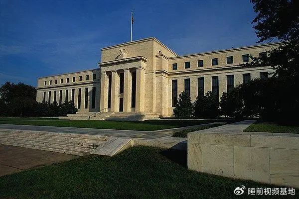 » 1. 美联储宣布再降息25个基点7日，美国联邦储备委员会结束为期两天的货币政策会议，宣布将联邦基金利率目标区间下调25个基点到4.50%至4.75%之间，符合市场普遍预期