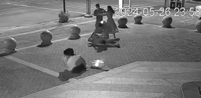 » 1、男子街头殴打女儿，路人出手被刑事拘留200天2024年5月26日晚，在山东聊城市东昌府区某小区外的广场上，男子朱某正在“管教”自己的女儿