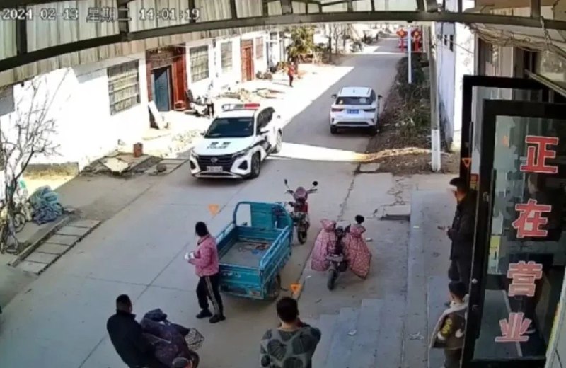 » 2、山东警察凭转账记录 用扩音器宣布居民嫖娼“我没有嫖娼行为，就算我有，他们可以依法处理我，开警车到我们村指名道姓喊话说我涉嫌嫖娼，是对我人格的极大侮辱，让我在村上抬不起头做人