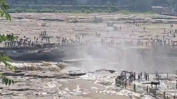 » 7. 黄河壶口瀑布陕西侧沿线围墙被拆，景区人员：领导在现场处置7月1日，有网友拍摄视频爆料，黄河壶口瀑布旅游区（陕西侧）沿线的围墙被拆除