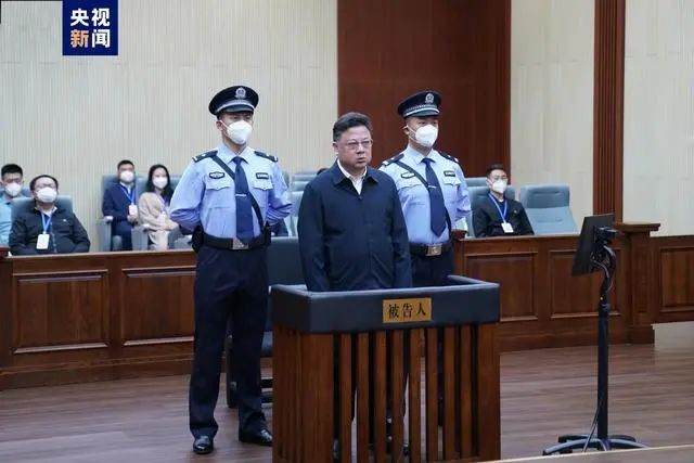 » 4. 孙力军团伙首犯孙力军“有重大立功表现” 一审被判死缓9月23日，吉林省长春市中级人民法院公开宣判公安部原党委委员、副部长孙力军受贿、操纵证券市场、非法持有枪支一案，对被告人孙力军以受贿罪判处死刑，缓期二年执行，剥夺政治权利终身，并处没收个人全部财产，在其死刑缓期执行二年期满依法减为无期徒刑后，终身监禁，不得减刑、假释，以操纵证券市场罪判处有期徒刑八年，并处罚金人民币一百万元，以非法持有枪支罪判处有期徒刑五年，决定执行死刑，缓期二年执行，剥夺政治权利终身，并处没收个人全部财产，在其死刑缓期执行二年期满依法减为无期徒刑后，终身监禁，不得减刑、假释；对孙力军受贿犯罪所得及孳息依法予以追缴，上缴国库