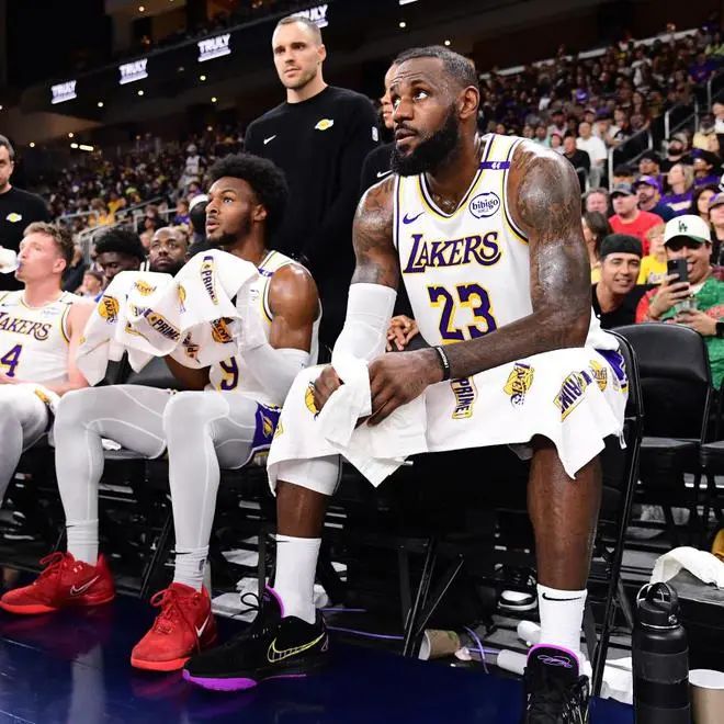 » 6. NBA出现首次父子同台参赛10月7日，NBA季前赛湖人对阵太阳，詹眉复出季前赛首秀，詹姆斯与布朗尼上演NBA历史首次父子同台