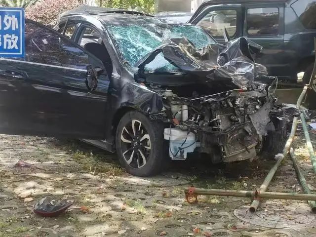 » 5. 台州职业技术学院肇事者疑因挂科不能毕业撞人3月19日中午，台州一高校发生汽车冲撞行人事件，造成3名学生死亡，16名学生受伤
