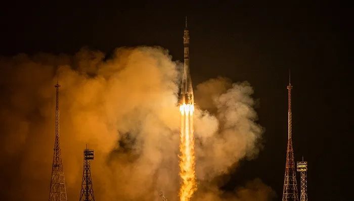 7. 联盟号飞船如期发射 三名俄罗斯宇航员进驻国际空间站包括这三名俄宇航员在内，目前国际空间站上共有10人：五名俄罗斯联邦航天局宇航员、四名美国NASA宇航员，还有来自欧洲航天局的一名德国宇航员
