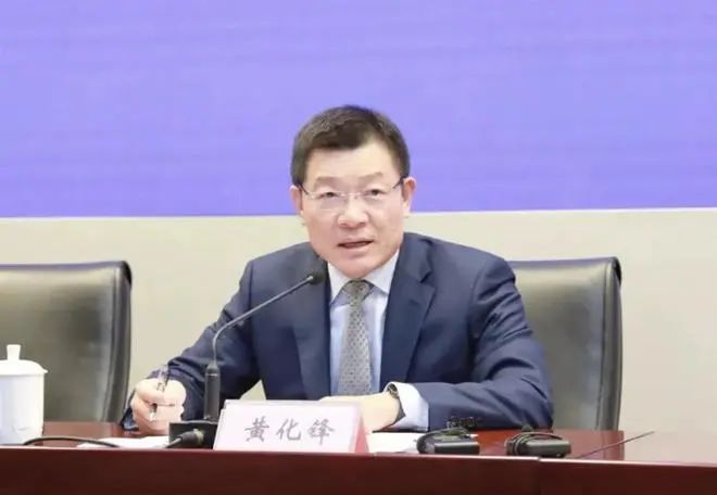 » 8. 网红副市长黄化锋被查，喜欢微博记录生活安徽省纪委监委3月1日消息，马鞍山市委常委、市政府常务副市长黄化锋涉嫌严重违纪违法，目前正接受安徽省纪委监委纪律审查和监察调查