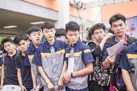 4. 学生工时薪低至9元，东莞深圳用工旺季遇冷“现在都是时薪九块十块的，没有更高了