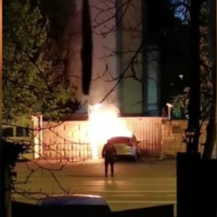 14. 俄驻罗马尼亚大使馆围栏遭汽车冲撞起火 司机死亡当地时间6日早上，一辆汽车撞上了位于罗马尼亚首都布加勒斯特的俄罗斯驻罗马尼亚大使馆的围栏并起火，司机当场死亡