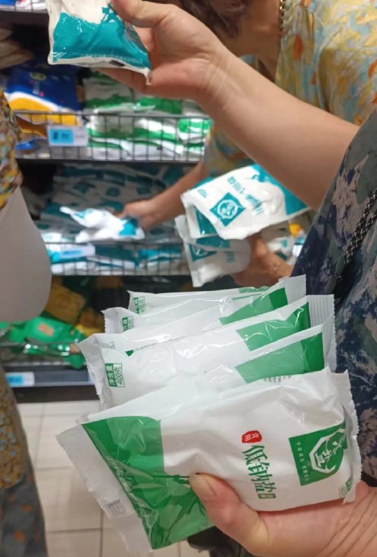 » 多地提醒市民没必要囤盐8月24日，据广东盐业集团负责人介绍，目前，省、市两级食盐政府储备量和企业社会责任储备共10.8万吨，百分百覆盖全省各市县行政区域，能迅速及时响应，保障广东人民食盐充足供应，呼吁市民不必恐慌，更不必效仿“囤盐”