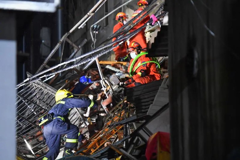 11. 长沙通报居民自建房倒塌事故情况：房屋内23人被困，39人失联4月30日，长沙市举行新闻发布会，通报望城区“4·29”居民自建房倒塌事故相关情况