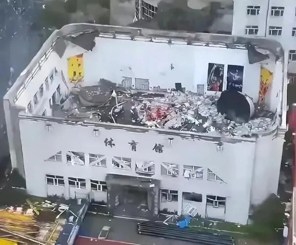 » 2. 齐齐哈尔体育馆坍塌事故致11人遇难7月23日14时56分齐齐哈尔市消防救援支队指挥中心接报，齐齐哈尔市第三十四中学体育馆发生屋顶坍塌，齐齐哈尔市消防救援支队迅速调集力量赶赴现场开展救援