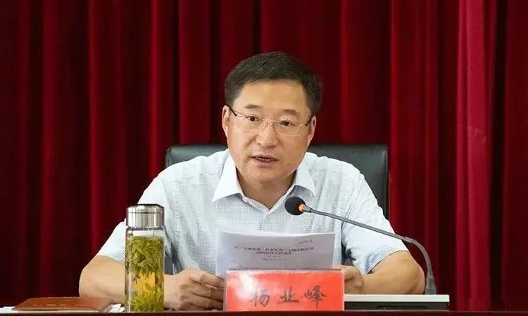 » 12、安徽宣城人大原主任杨业峰被批捕“近于全面破纪”安徽省宣城市人大常委会原党组书记、主任杨业峰（正厅级）涉嫌受贿一案，由安徽省监察委员会调查终结，移送检察机关审查起诉