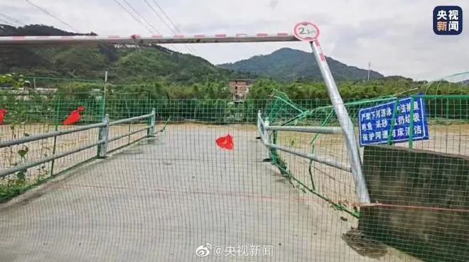 » 5. 桥梁被冲垮 福建龙岩市区四名干部抗洪失踪5月6日至7日，福建龙岩市新罗区遭遇特大暴雨袭击，当地龙川溪水位暴涨