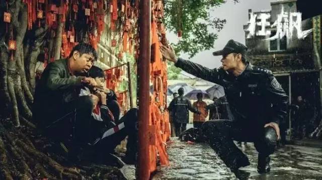 » 13、多地组织党员干部谈《狂飙》 要求写剧评对照反思近日，赤峰市纪委监委和市委政法委在全市纪检监察干部和政法干警队伍中开展扫黑除恶题材电视剧《狂飙》剧评征集活动