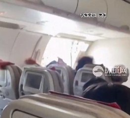 » 8. 韩国一男子飞行途中拉开舱门，试图跳下飞机被拉住韩亚航空一架客机26日在韩国东南部城市大邱准备着陆时出现惊险一幕：飞机一个舱门被一名乘客打开，大风灌进机舱，乘客惊恐尖叫