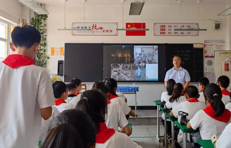 6. 各地中小学推行：“科科有思政”多媒体黑板上，武军老师列出4个数字：早上4点起床，5点到岗；晚上7点离岗，8点到家