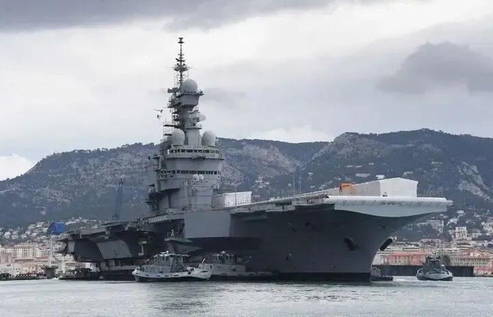 » 9. 法国放弃军事独立性，航母指挥权暂时交给北约据法新社4月11日报道，法国海军精锐“戴高乐”号航空母舰将首次接受北约作战指挥在地中海执行15天的任务
