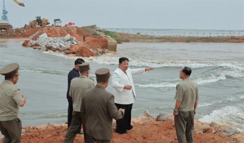 » 1. 金正恩怒斥平安南道海涂堤坝事故是人灾朝鲜劳动党总书记、国务委员长金正恩21日视察了平安南道海涂建设综合企业安石海涂救灾重建现场