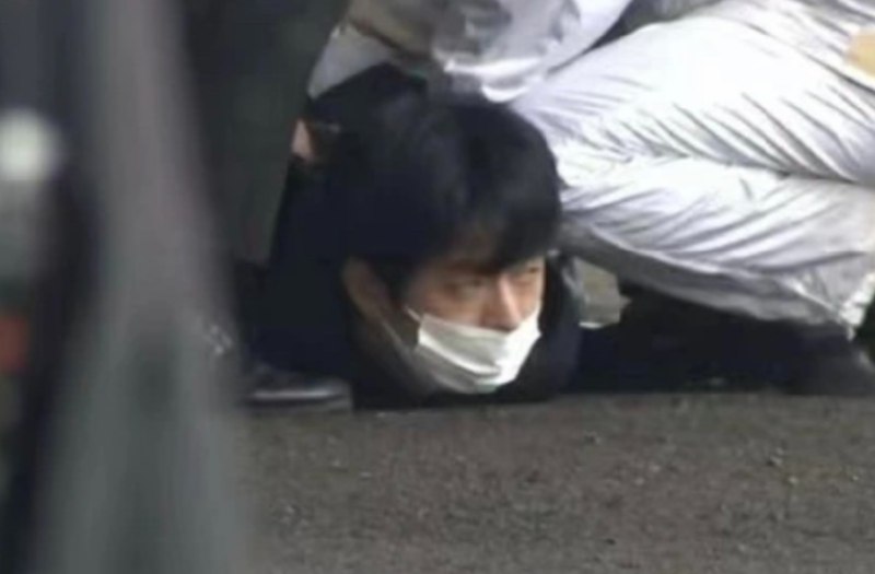 » 2. 日本首相演讲现场遭“烟雾弹”袭击 一名24岁嫌疑人被捕当地时间15日11时30分左右，日本首相岸田文雄在和歌山县和歌山市一处渔港视察后，正准备进行演讲时，现场突然传出爆炸声