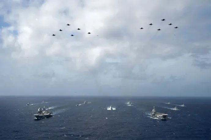 » 8. 山东舰辽宁舰首次双航母编队演练并发出图片近日，海军辽宁舰编队圆满完成年度远海实战化训练，安全顺利返回母港