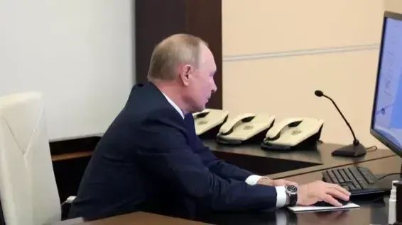 » 16. 普京表示要用工作日玩电脑游戏俄新社5月31日报道，在被问及普京是否真的在工作日打游戏时，俄罗斯总统新闻发言人佩斯科夫表示，“我不知道总统玩电脑游戏，从未见过也从未听他说起过
