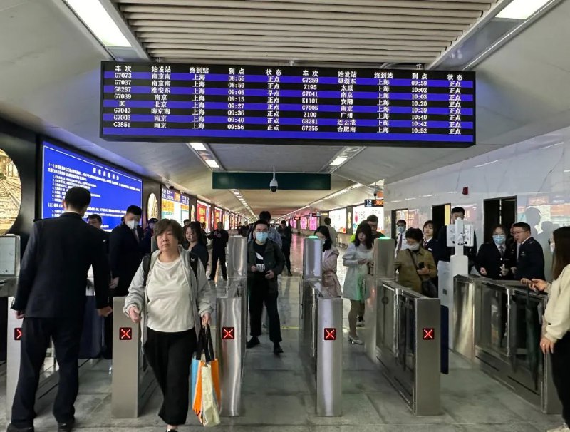 » 10、上海火车站东北出站实现免安检进地铁4月27日上午9时起，上海站东北出站口正式启用，旅客在快速出站的同时，还能免安检换乘地铁3、4号线