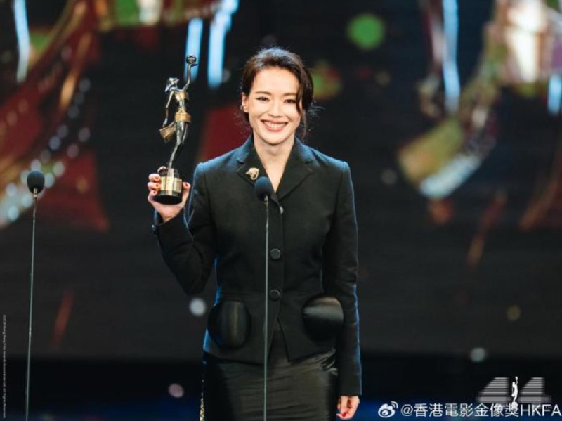 » 14、舒淇入行30年再拿金像奖新人奖首执导筒的舒淇凭借《女孩》获得新晋导演
